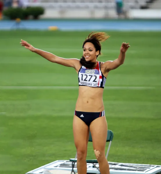 БАРСЕЛОНА, ИСПАНИЯ - 13 июля: Катарина Джонсон-Томпсон из Великобритании, победительница соревнования по прыжкам в длину на 6,81 метра на чемпионате мира среди юниоров IAAF 13 июля 2012 года в Барселоне, Испания . — стоковое фото