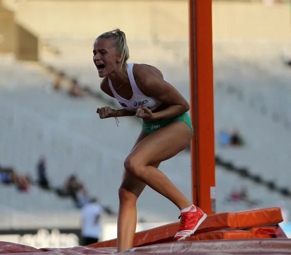 Liz Parnov from Australia celebrates silver medal in pole vault competition on the 2012 IAAF World Junior Athletics Championships on July 14, 2012 in Barcelona, Spain — Stock Photo, Image