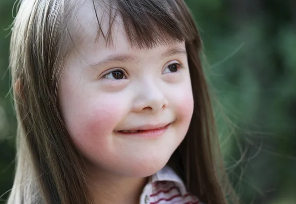 Portrait of beautiful young girl in the park. — Stock Photo, Image