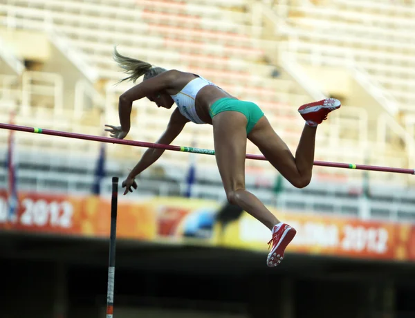 Liz Parnov de Australia celebra la medalla de plata en la competición pole bóveda en el Campeonato Mundial Junior de Atletismo 2012 de la IAAF el 14 de julio de 2012 en Barcelona, España — Foto de Stock