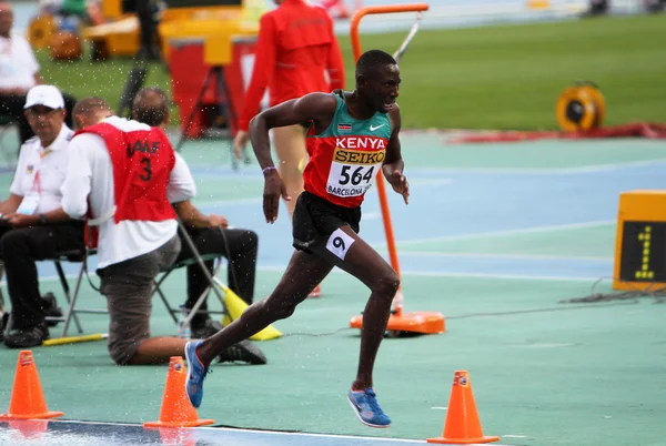 Conseslus kipruto - winnaar van 3000 meter steeplechase op de iaaf junior Wereldkampioenschappen Atletiek op 15 juli 2012 in barcelona, Spanje — Stockfoto