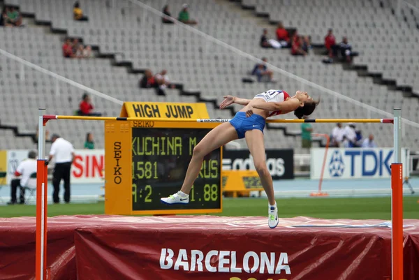 Прыгун в высоту Мария Кучина из России выступает в прыжках в высоту на чемпионате мира по лёгкой атлетике среди юниоров 2012 года 15 июля 2012 года в Барселоне, Испания . — стоковое фото