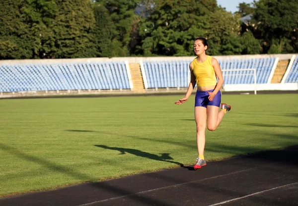 Chica atlética en la pista  . —  Fotos de Stock
