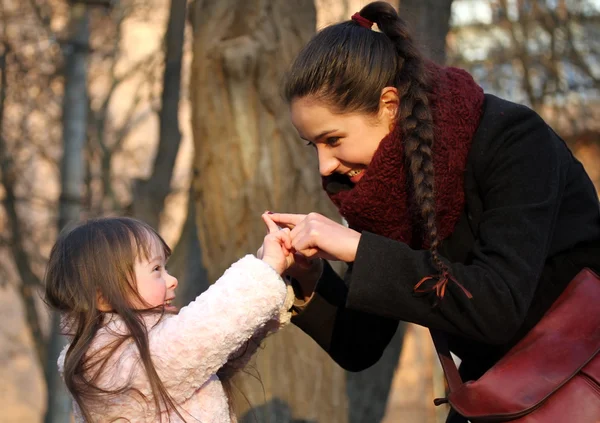 Momentos familiares felizes - Mãe e criança se divertem . — Fotografia de Stock