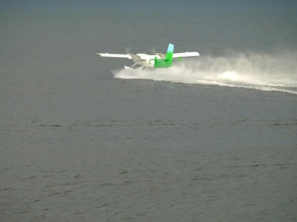 Seaplane makes a landing on a water — Stock Photo, Image