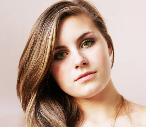 Naturalne, zielone oko portret piękna młoda dziewczyna. — Zdjęcie stockowe