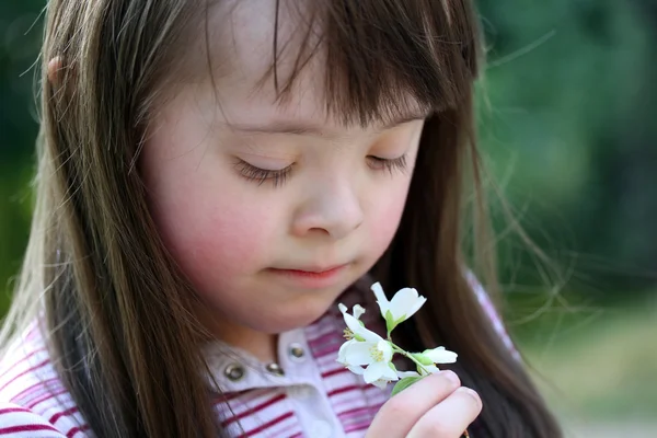 公園の花と美しい若い女の子の肖像画 — ストック写真