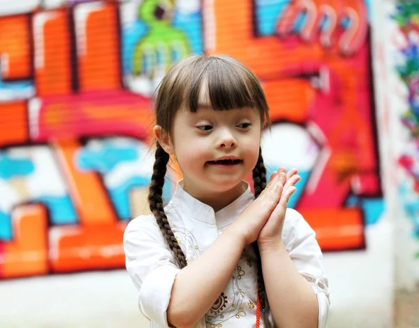 Portret van een mooi jong meisje op de speelplaats. — Stockfoto