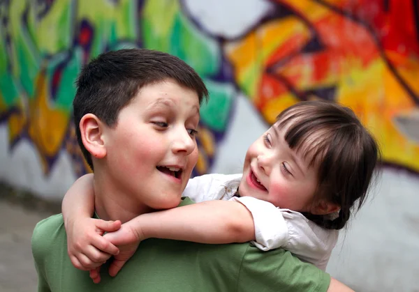 Chico y chica juntos en el parque infantil . — Foto de Stock