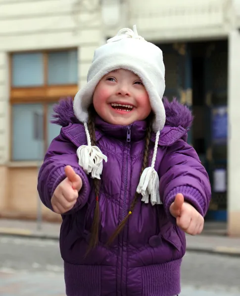 Portrét krásné šťastná dívka dává palec. — Stock fotografie