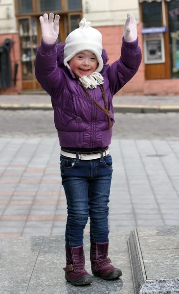 Retrato de una hermosa chica feliz sosteniendo las manos . —  Fotos de Stock