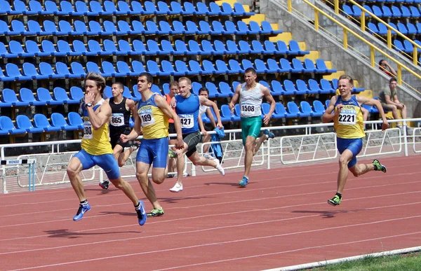 Unidentified men at the finish of the 200 meters race on the Ukrainian Track & Field Championships on June 01, 2012 in Yalta, Ukraine. — Stock Photo, Image