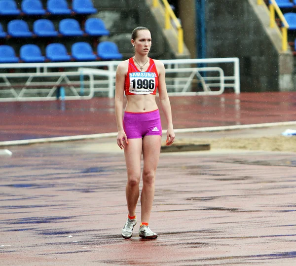 Biruk Tamara gana salto bajo la lluvia en Ucrania pista & Campeonatos de campo el 01 de junio 2012 en Yalta, Ucrania — Foto de Stock