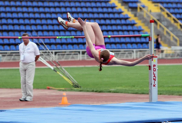 Biruk Tamara wins high jump under the rain on Ukrainian Track & Field Championships on June 01, 2012 in Yalta, Ukraine — Stock Photo, Image