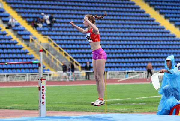 Biruk tamara gewinnt hochsprung im regen bei den ukrainischen leichtathletikmeisterschaften am 01.06.2012 in yalta, ukraine — Stockfoto