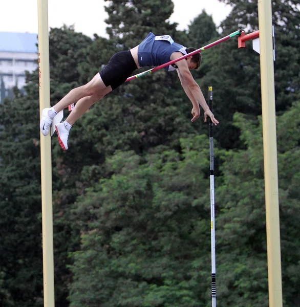 Mandich vlavislav gewinnt Stabhochsprung bei ukrainischen Leichtathletik-Meisterschaften am 01. Juni 2012 in Yalta, Ukraine. — Stockfoto