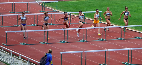 Frauen beim Hürdenlauf bei den ukrainischen Leichtathletik-Meisterschaften am 01. Juni 2012 in Jalta, Ukraine. — Stockfoto