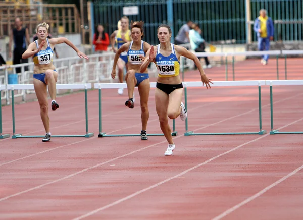 Slusarenko Katerina, Lebed Anastasia, Kolesnichenko Olena konkurrerer på 400 meter løp på Ukrainsk friidrettsmesterskap 1. juni 2012 i Jalta, Ukraina – stockfoto