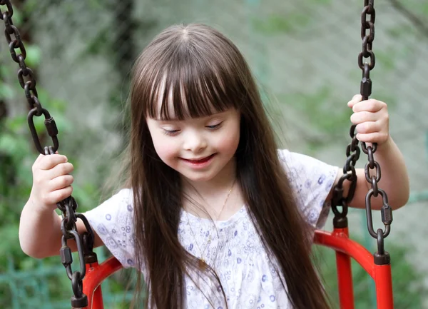 Egy gyönyörű fiatal lány portréja a játszótéren. — Stock Fotó