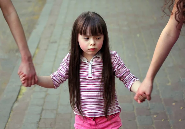 Girl holding arms of the sisters on a walk . — Stock Photo, Image