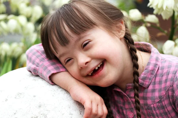 Portrait de belle jeune fille sur fond de fleurs . — Photo