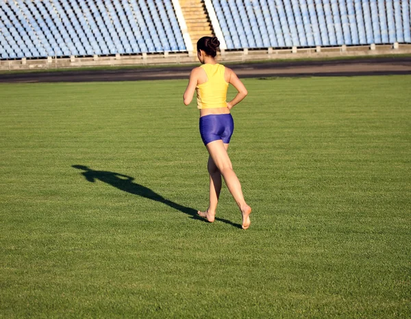Bela adolescente esporte menina correndo na grama . — Fotografia de Stock
