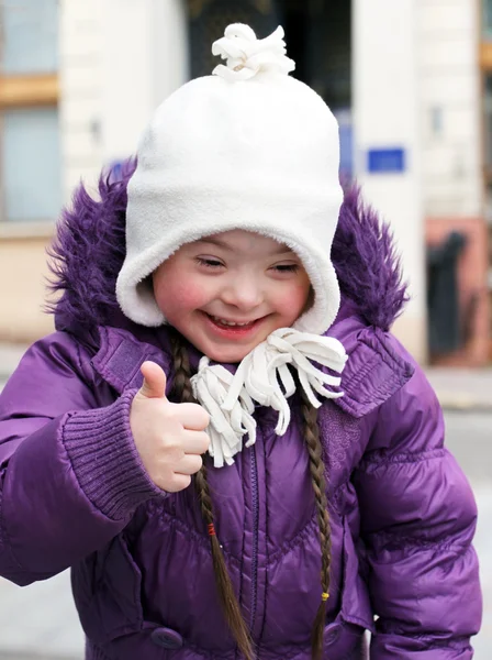 Portrét krásné šťastná dívka dává palec. — Stock fotografie