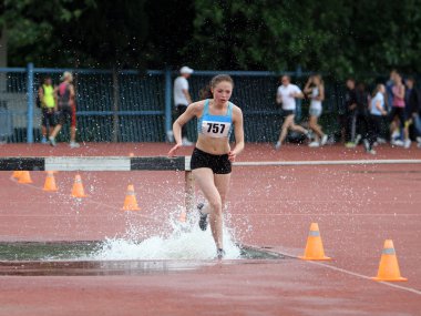 kız rekabet 3000 metre hendekli