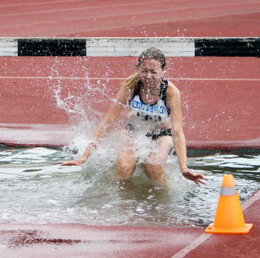 kız rekabet 3000 metre hendekli
