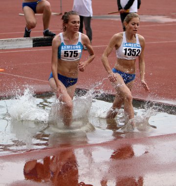 kız rekabet 3000 metre hendekli