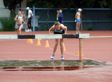 kız rekabet 3000 metre hendekli