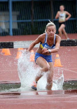 kız rekabet 3000 metre hendekli