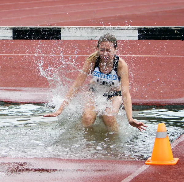 Chica competir en la carrera de 3.000 metros — Foto de Stock