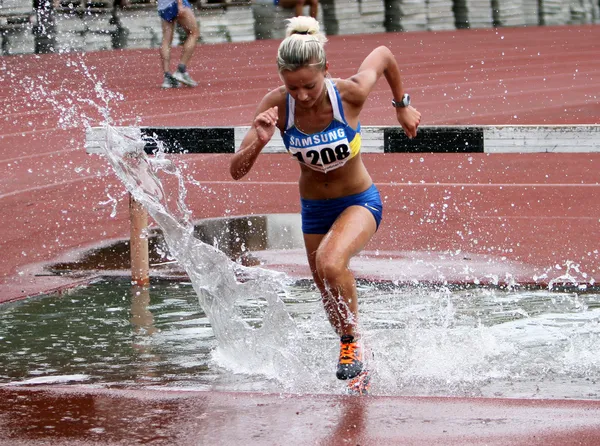 Kız rekabet 3000 metre hendekli — Stok fotoğraf