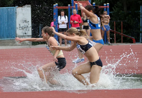 女孩在 3.000 米障碍赛中竞争 — 图库照片