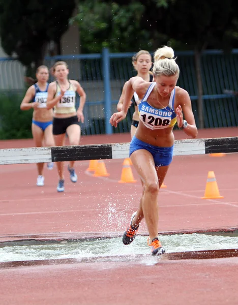 Девушки соревнуются в 3.000 Meter Steeplechase . — стоковое фото