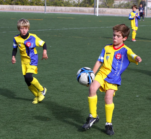 男孩们在阿利坎特市青少年足球杯 — 图库照片