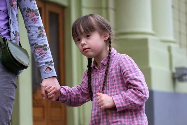 Menina segurando braços da irmã em uma caminhada  . — Fotografia de Stock