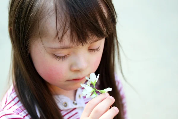 Retrato de menina bonita com flores no parque — Fotografia de Stock