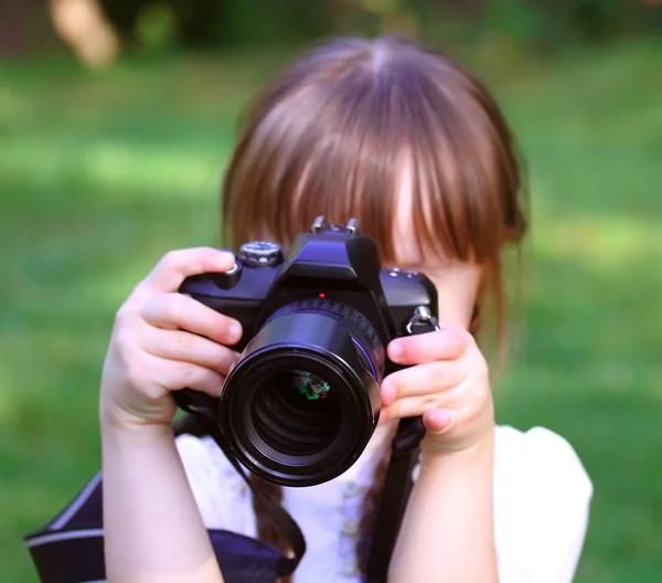 女の子の写真を撮る — ストック写真