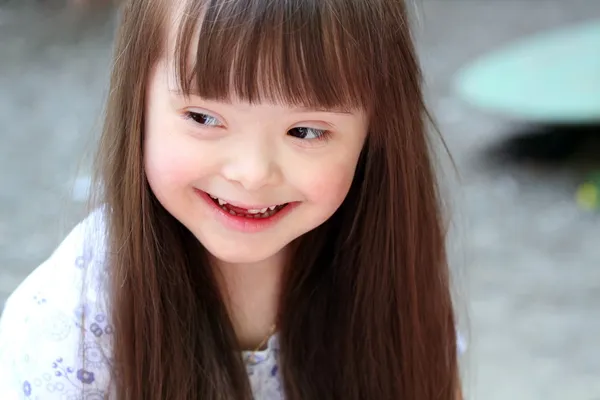 Portret van een mooi jong meisje op de speelplaats — Stockfoto