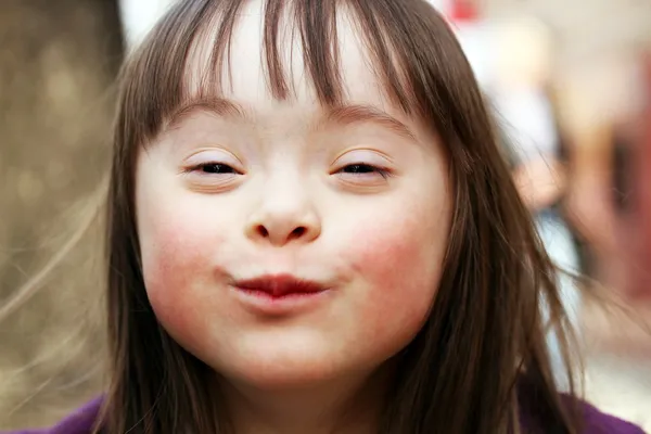 Retrato de niña feliz sonriendo . —  Fotos de Stock