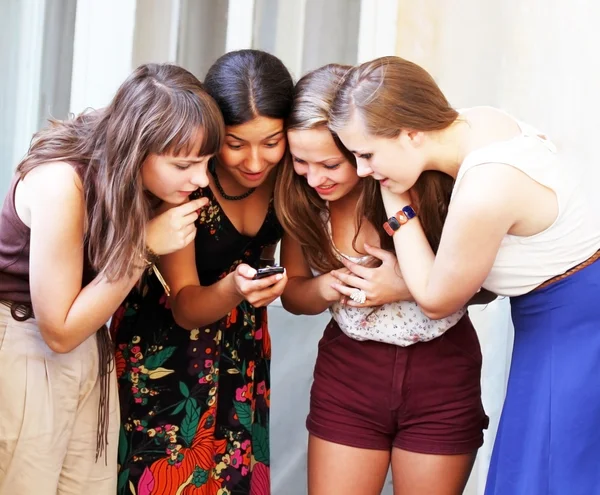 Meninas estudante bonita olhando mensagem no telefone móvel — Fotografia de Stock