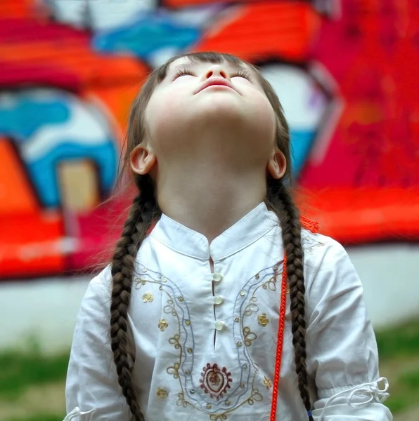 Portrait de belle jeune fille regardant vers le haut sur l'aire de jeux — Photo