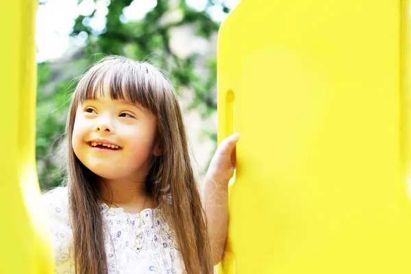 Ritratto di giovane ragazza felice — Foto Stock