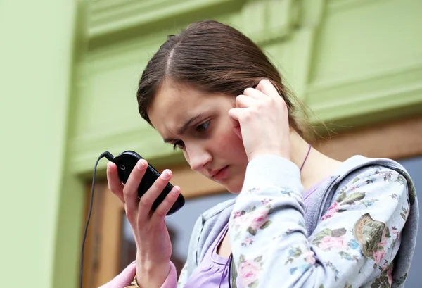 Meisje met mobiele telefoon — Stockfoto