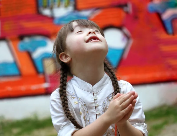 Portrait of beautiful young girl — Stock Photo, Image