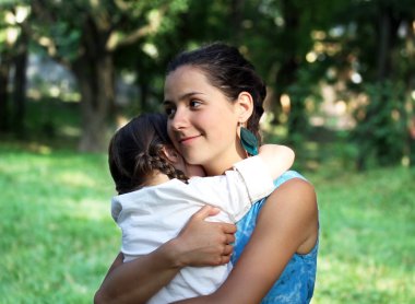 mutlu aile anları - anne ve çocuk bir eğlence var