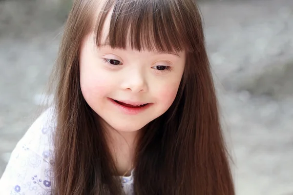 Портрет красивой молодой девушки на детской площадке — стоковое фото