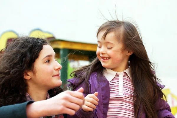 Portrait de belles jeunes filles sur l'aire de jeux — Photo